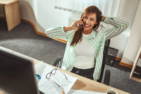 Ung Framgångsrik Entreprenör Som Använder Smartphone Kontoret — Stockfoto