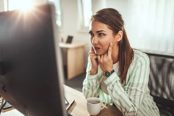 Jonge Serieuze Pensie Zakenvrouw Die Werkt Computer Office — Stockfoto