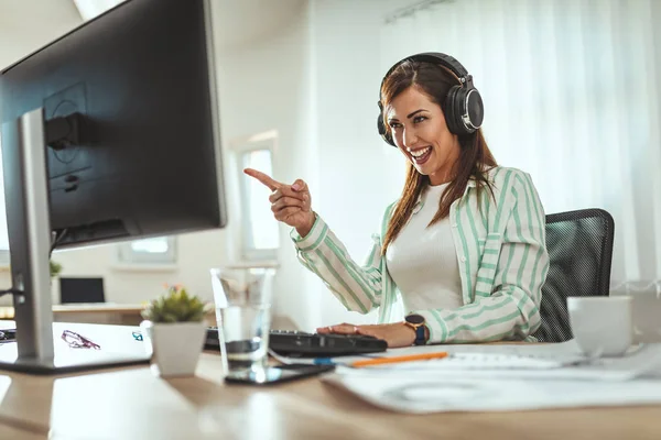 Joven Mujer Negocios Exitosa Sonriente Trabajando Oficina — Foto de Stock