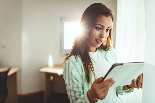 Jonge Glimlachende Succesvolle Zakenvrouw Werkzaam Office — Stockfoto