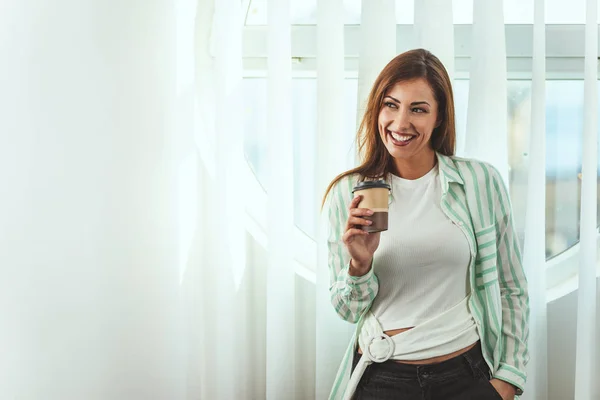 Ung Affärskvinna Dricker Kaffe Kontoret Kaffepaus — Stockfoto