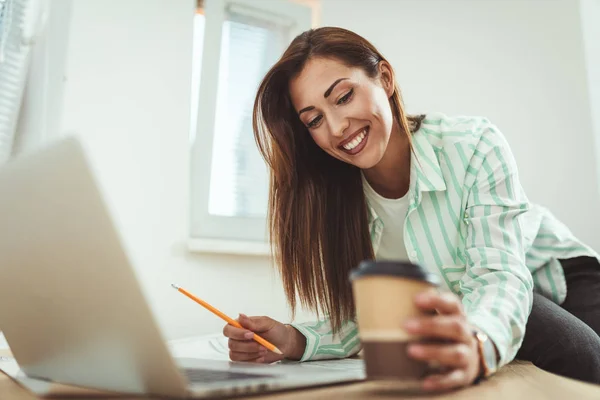 Jonge Glimlachende Succesvolle Zakenvrouw Werkzaam Office — Stockfoto