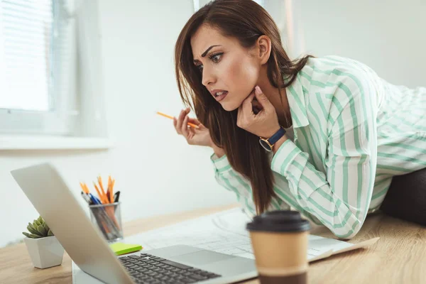 Junge Ernsthafte Nachdenkliche Geschäftsfrau Arbeitet Büro Computer — Stockfoto