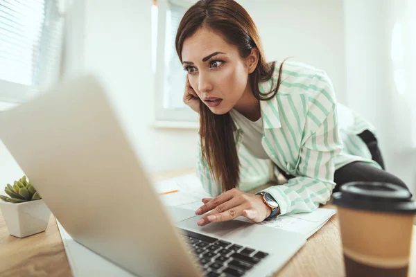 Joven Mujer Negocios Pensativo Serio Que Trabaja Computadora Oficina — Foto de Stock