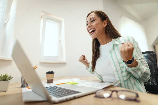 Giovane Donna Affari Sorridente Successo Che Lavora Ufficio — Foto Stock