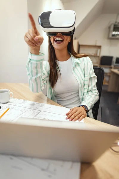 Χαμογελαστή Επιχειρηματίας Χρησιμοποιώντας Εικονικά Γυαλιά Πραγματικότητας Και Έχοντας Διασκέδαση Στο — Φωτογραφία Αρχείου