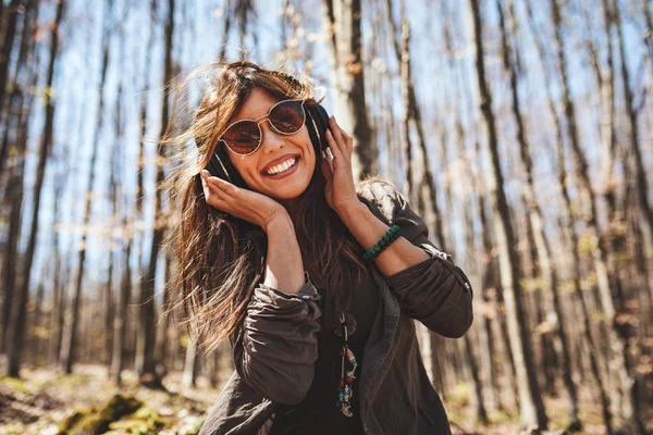 Счастливая Улыбающаяся Молодая Женщина Наушниках Отдыхает Солнечном Лесу — стоковое фото