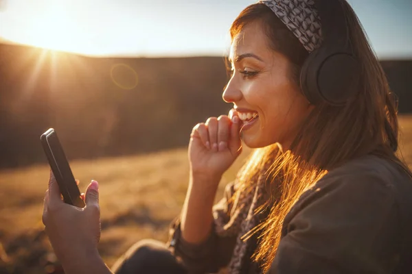 Jeune Femme Souriante Avec Écouteurs Profitant Tôt Printemps Matin Ensoleillé — Photo