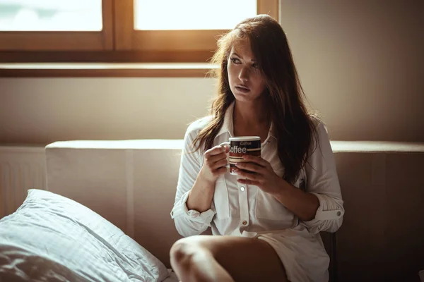 Jong Brunette Vrouw Drinken Fris Ochtend Koffie — Stockfoto