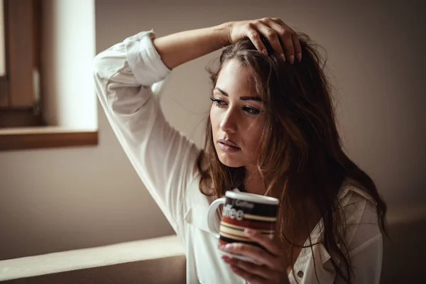 Jong Brunette Vrouw Drinken Fris Ochtend Koffie — Stockfoto