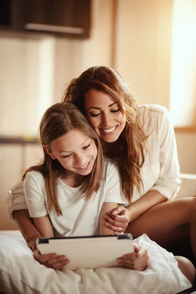 Happy Leende Ung Mamma Spenderar Tid Med Dotter Sängen Hemma — Stockfoto