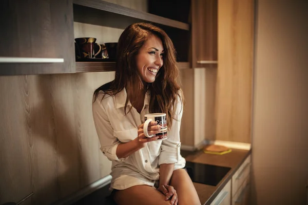 Jovem Feliz Sorrindo Mulher Sentada Mesa Cozinha Beber Café Manhã — Fotografia de Stock