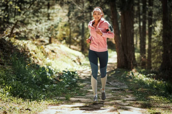 Junge Sportliche Frau Läuft Auf Sonnigem Waldweg — Stockfoto