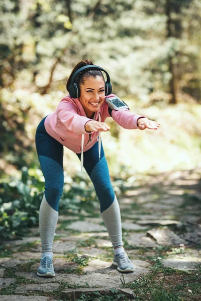 Glückliche Frau Stylischer Sportbekleidung Sonnigen Wald — Stockfoto