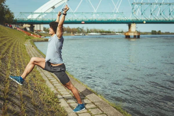 Corredor Masculino Haciendo Ejercicio Estiramiento Preparándose Para Entrenamiento Matutino —  Fotos de Stock