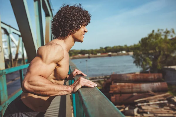 Culturista Fuerte Con Torso Desnudo Parado Puente Del Río Listo —  Fotos de Stock