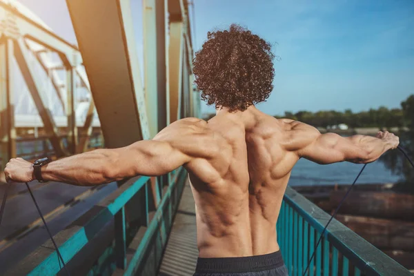 Gespierde Jongeman Met Naakte Torso Doen Oefening Met Elastische Rubber — Stockfoto