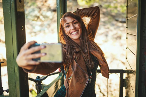 Genç Gülümseyen Bir Kadın Trenin Içinde Selfie Çekiyor — Stok fotoğraf