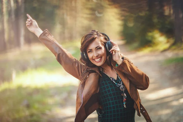 Lachende Jonge Vrouw Hoofdtelefoon Luisteren Naar Muziek Dansen Het Zonnige — Stockfoto