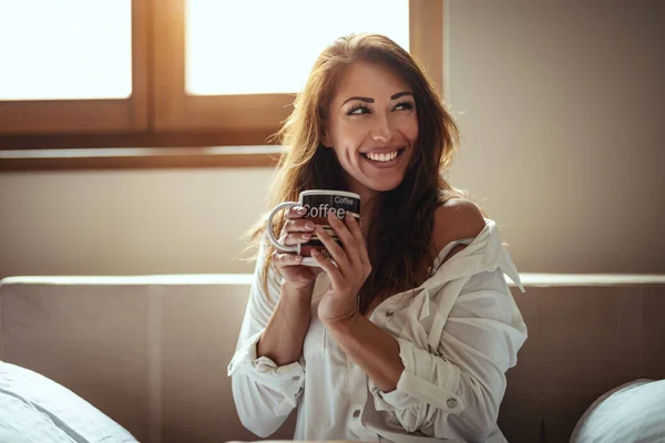 Mladá Šťastná Usmívající Žena Pít Ranní Kávy — Stock fotografie