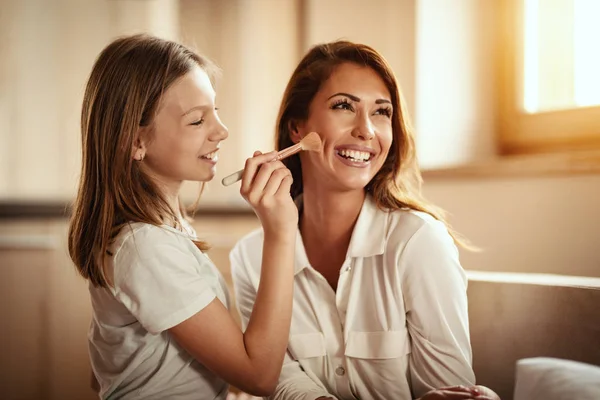 Pequena Filha Aplicando Maquiagem Rosto Mãe Com Grande Escova Inchada — Fotografia de Stock