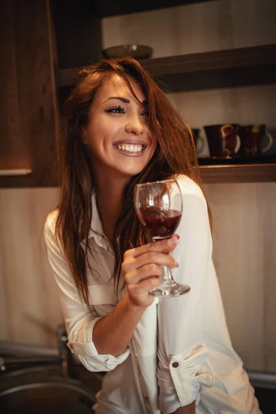 Joven Romántica Mujer Bebiendo Vino Tinto Cocina —  Fotos de Stock