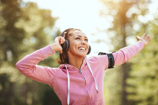 Szczęśliwa Kobieta Słuchawkami Słuchania Muzyki Odpoczynku Ćwiczeniach Słonecznym Lesie — Zdjęcie stockowe