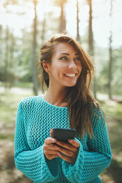 Jonge Glimlachende Vrouw Ontspannen Zonnig Voorjaar Bos — Stockfoto