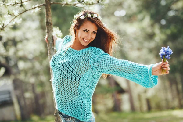 Mujer Joven Tierna Con Corona Cabeza Relajante Bosque Soleado Primavera —  Fotos de Stock