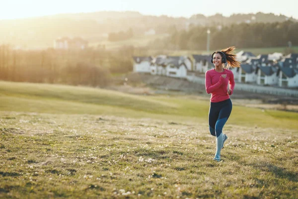 Pelari Wanita Muda Headset Joging Pagi Hari Pegunungan — Stok Foto