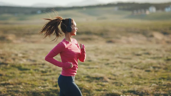 Ung Kvinnlig Löpare Headset Joggar Morgonen Bergen — Stockfoto