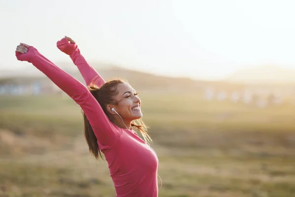 Young Woman Pink Sportswear Listening Music Preparing Jogging Morning Mountains — Stock Photo, Image