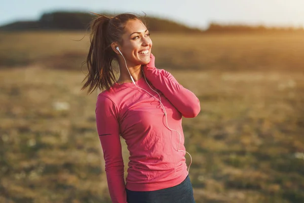 Młoda Kobieta Różowej Odzieży Sportowej Słucha Muzyki Przygotowuje Się Joggingu — Zdjęcie stockowe