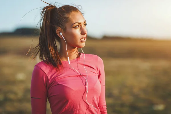 Young Woman Pink Sportswear Listening Music Preparing Jogging Morning Mountains — 스톡 사진