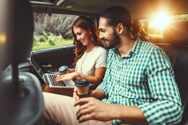 İş için çalışmaya genç emin iş ortakları araba arka koltukta yolculuk    