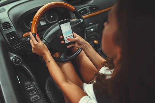 Mujer Mensajes Texto Teléfono Inteligente Mientras Conduce Coche — Foto de Stock