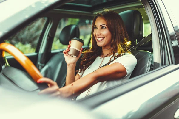 Ung Leende Kvinna Som Håller Kopp Kaffe Och Bilkörning — Stockfoto