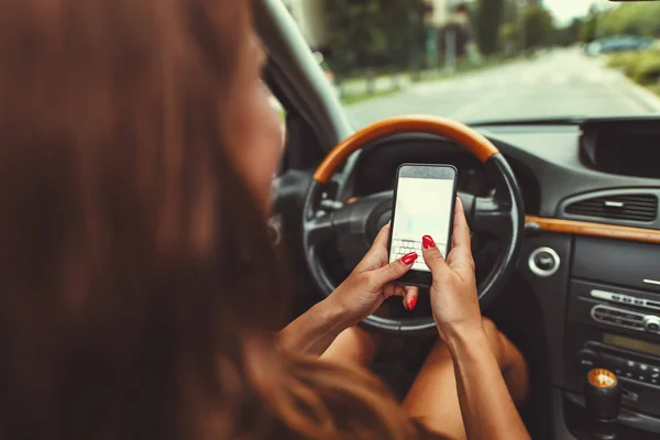 Mujer Mensajes Texto Teléfono Inteligente Mientras Conduce Coche — Foto de Stock