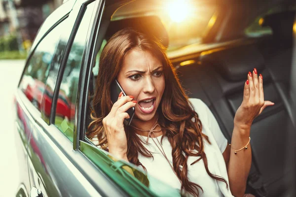 Unga Självsäkra Kvinnan Talar Smartphone Medan Sitter Baksätet Bilen — Stockfoto