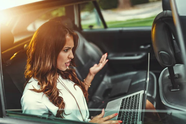 Ung Självsäker Affärskvinna Skriver Laptop Medan Sitter Baksätet Bilen — Stockfoto