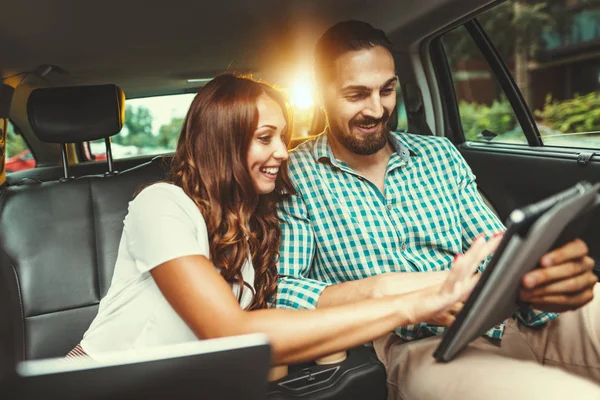 Jóvenes Socios Negocios Seguros Que Trabajan Viaje Negocios Asiento Trasero — Foto de Stock