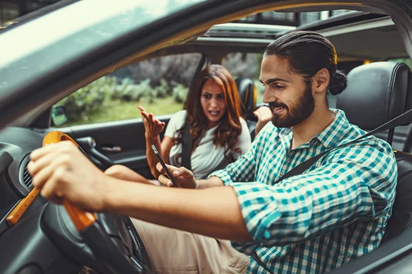 Hombre Joven Conduciendo Coche Con Mujer Joven Asiento Del Pasajero — Foto de Stock