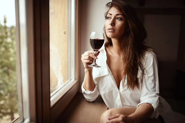 Joven Romántica Mujer Bebiendo Vino Tinto Cocina —  Fotos de Stock