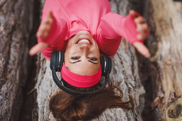 Junge Glückliche Läuferin Liegt Nach Dem Laufen Wald Auf Holzstämmen — Stockfoto