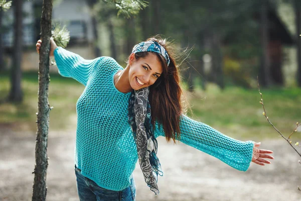 Leende Ung Kvinna Avkopplande Naturen Soliga Vårdagen — Stockfoto