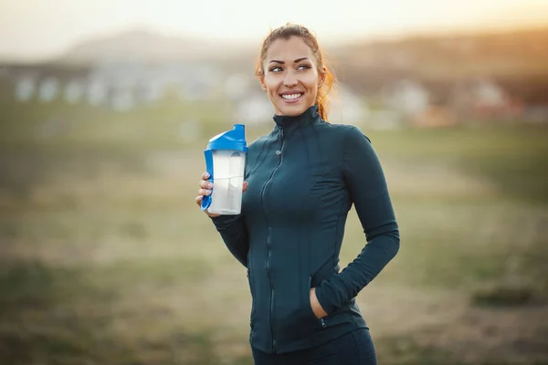 Jonge Vrouw Drinken Van Water Voor Bereiden Joggen Bergen — Stockfoto