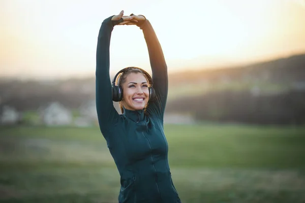 Young Woman Dark Sportswear Listening Music Preparing Jogging Morning Mountains — Stock Photo, Image