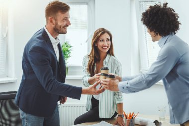 genç mimarlar kahve içme ve ofiste yeni proje üzerinde çalışıyor