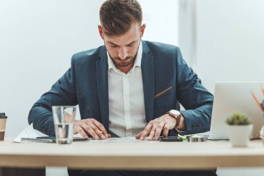 Ofiste proje üzerinde çalışan genç başarılı işadamı