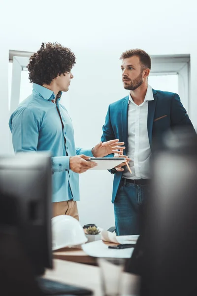 Dos Jóvenes Empresarios Analizan Nuevo Proyecto Empresarial Cargo — Foto de Stock